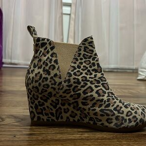TOMS Women's Kelsey Fashion Wedge Bootie, size 8.5, leopard print, suede